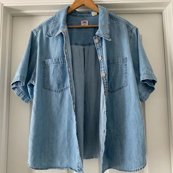 Vintage Levi’s Short Sleeve Denim Button Down - Picture 8 of 9